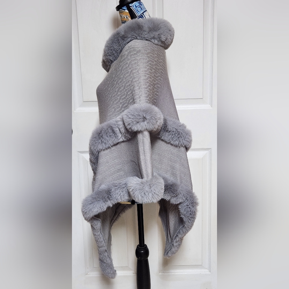 Le Moda One Size Cape Wrap Grey, Faux Fur Trim Knit Shawl Poncho One Size - Picture 2 of 4